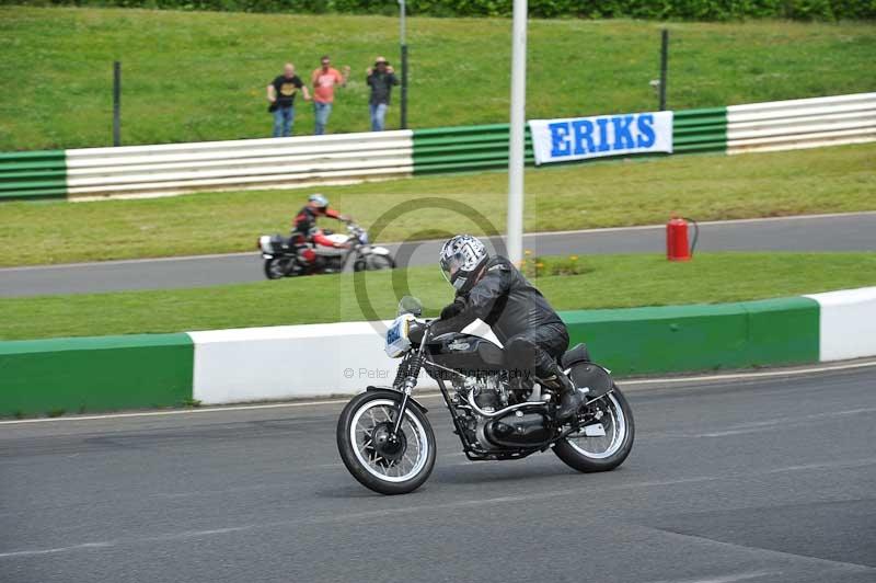 Mallory park Leicestershire;Mallory park photographs;Motorcycle action photographs;classic bikes;event digital images;eventdigitalimages;mallory park;no limits trackday;peter wileman photography;vintage bikes;vintage motorcycles;vmcc festival 1000 bikes