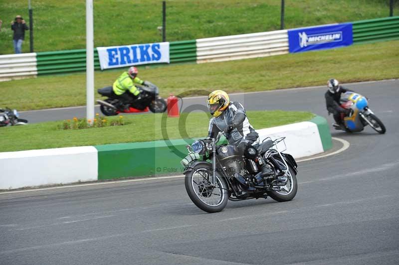 Mallory park Leicestershire;Mallory park photographs;Motorcycle action photographs;classic bikes;event digital images;eventdigitalimages;mallory park;no limits trackday;peter wileman photography;vintage bikes;vintage motorcycles;vmcc festival 1000 bikes