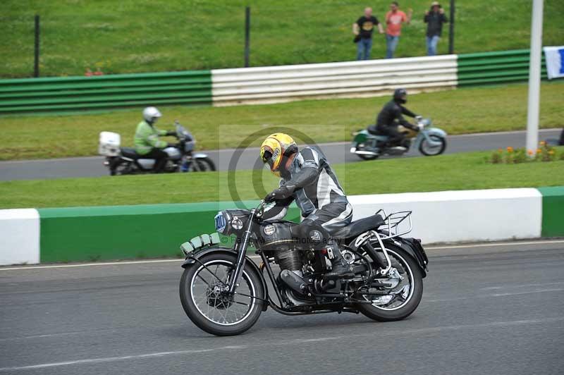 Mallory park Leicestershire;Mallory park photographs;Motorcycle action photographs;classic bikes;event digital images;eventdigitalimages;mallory park;no limits trackday;peter wileman photography;vintage bikes;vintage motorcycles;vmcc festival 1000 bikes