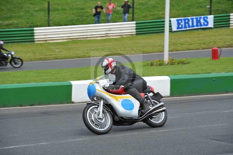 Mallory park Leicestershire;Mallory park photographs;Motorcycle action photographs;classic bikes;event digital images;eventdigitalimages;mallory park;no limits trackday;peter wileman photography;vintage bikes;vintage motorcycles;vmcc festival 1000 bikes