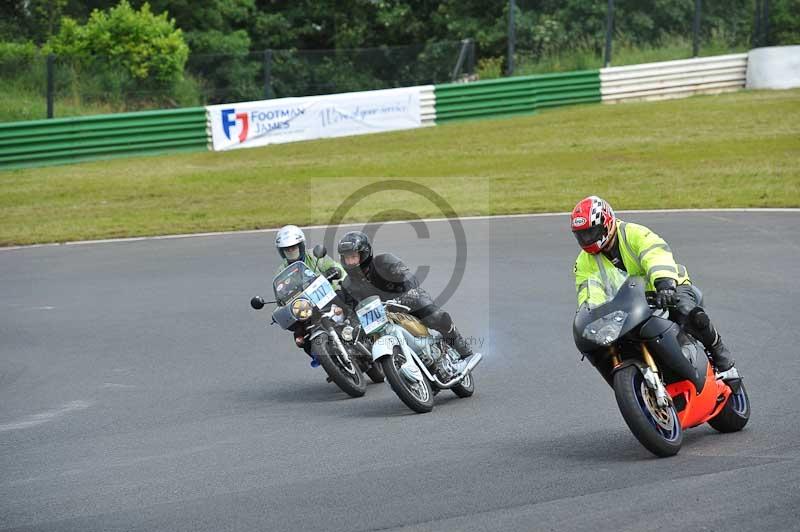 Mallory park Leicestershire;Mallory park photographs;Motorcycle action photographs;classic bikes;event digital images;eventdigitalimages;mallory park;no limits trackday;peter wileman photography;vintage bikes;vintage motorcycles;vmcc festival 1000 bikes