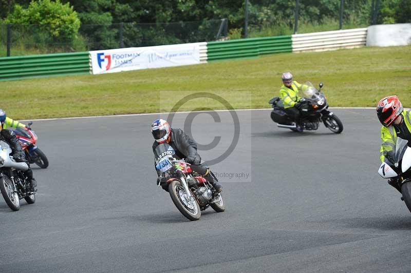 Mallory park Leicestershire;Mallory park photographs;Motorcycle action photographs;classic bikes;event digital images;eventdigitalimages;mallory park;no limits trackday;peter wileman photography;vintage bikes;vintage motorcycles;vmcc festival 1000 bikes