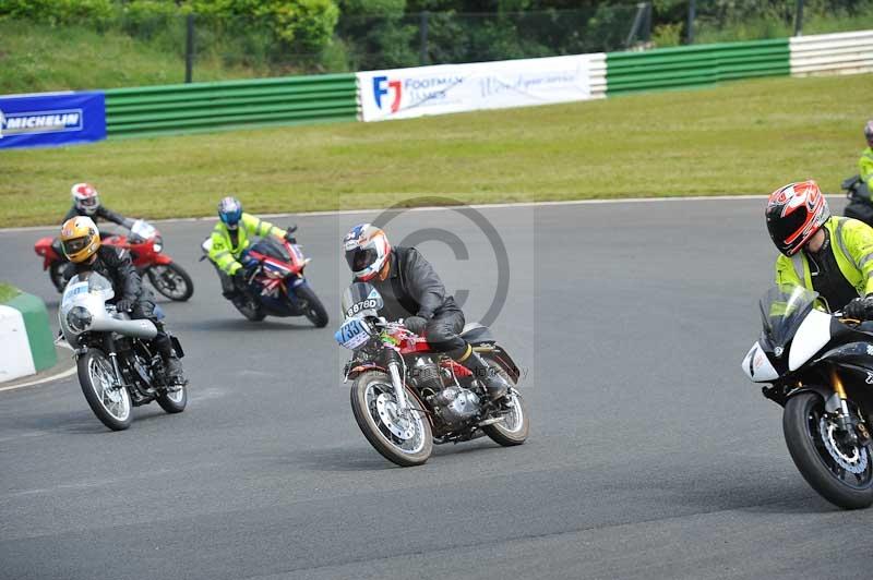 Mallory park Leicestershire;Mallory park photographs;Motorcycle action photographs;classic bikes;event digital images;eventdigitalimages;mallory park;no limits trackday;peter wileman photography;vintage bikes;vintage motorcycles;vmcc festival 1000 bikes