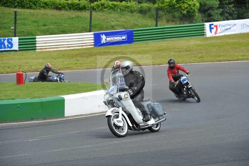 Mallory park Leicestershire;Mallory park photographs;Motorcycle action photographs;classic bikes;event digital images;eventdigitalimages;mallory park;no limits trackday;peter wileman photography;vintage bikes;vintage motorcycles;vmcc festival 1000 bikes