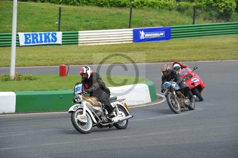 Mallory park Leicestershire;Mallory park photographs;Motorcycle action photographs;classic bikes;event digital images;eventdigitalimages;mallory park;no limits trackday;peter wileman photography;vintage bikes;vintage motorcycles;vmcc festival 1000 bikes