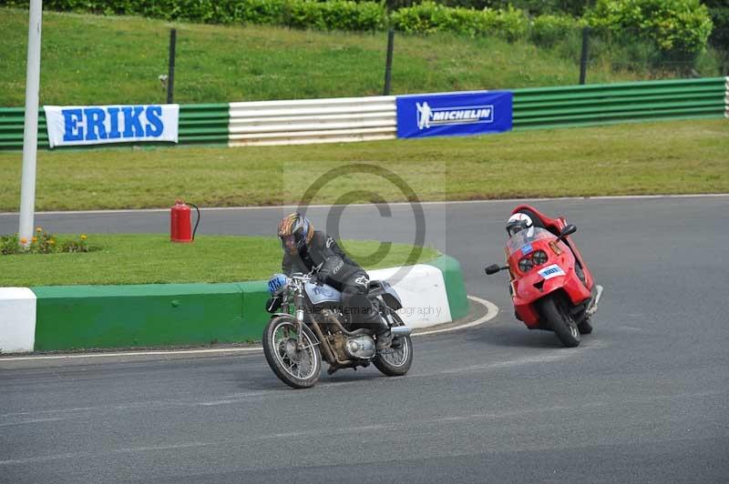 Mallory park Leicestershire;Mallory park photographs;Motorcycle action photographs;classic bikes;event digital images;eventdigitalimages;mallory park;no limits trackday;peter wileman photography;vintage bikes;vintage motorcycles;vmcc festival 1000 bikes