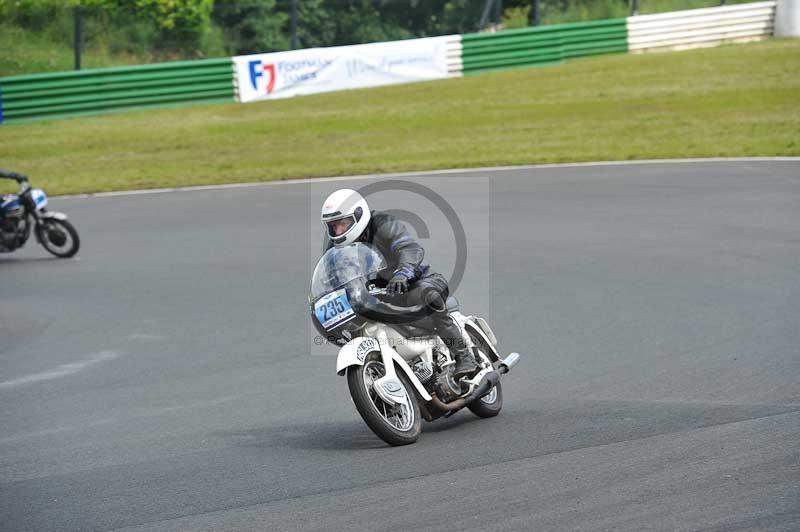 Mallory park Leicestershire;Mallory park photographs;Motorcycle action photographs;classic bikes;event digital images;eventdigitalimages;mallory park;no limits trackday;peter wileman photography;vintage bikes;vintage motorcycles;vmcc festival 1000 bikes