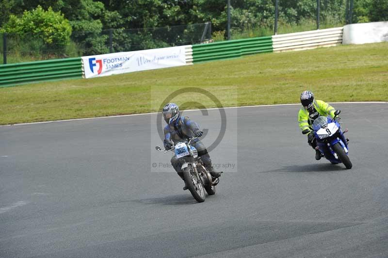 Mallory park Leicestershire;Mallory park photographs;Motorcycle action photographs;classic bikes;event digital images;eventdigitalimages;mallory park;no limits trackday;peter wileman photography;vintage bikes;vintage motorcycles;vmcc festival 1000 bikes