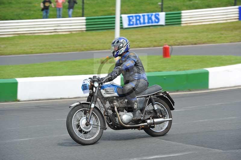 Mallory park Leicestershire;Mallory park photographs;Motorcycle action photographs;classic bikes;event digital images;eventdigitalimages;mallory park;no limits trackday;peter wileman photography;vintage bikes;vintage motorcycles;vmcc festival 1000 bikes