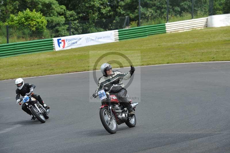 Mallory park Leicestershire;Mallory park photographs;Motorcycle action photographs;classic bikes;event digital images;eventdigitalimages;mallory park;no limits trackday;peter wileman photography;vintage bikes;vintage motorcycles;vmcc festival 1000 bikes