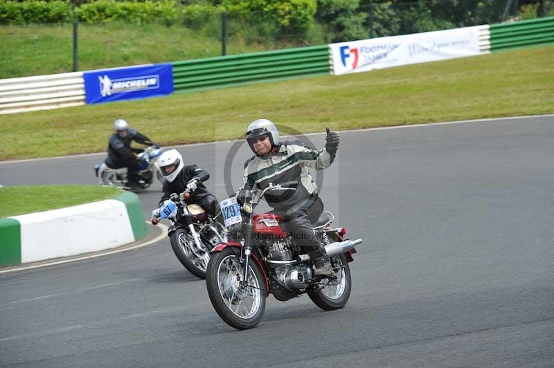 Mallory park Leicestershire;Mallory park photographs;Motorcycle action photographs;classic bikes;event digital images;eventdigitalimages;mallory park;no limits trackday;peter wileman photography;vintage bikes;vintage motorcycles;vmcc festival 1000 bikes