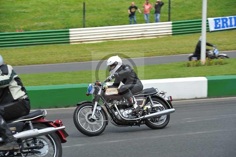 Mallory park Leicestershire;Mallory park photographs;Motorcycle action photographs;classic bikes;event digital images;eventdigitalimages;mallory park;no limits trackday;peter wileman photography;vintage bikes;vintage motorcycles;vmcc festival 1000 bikes