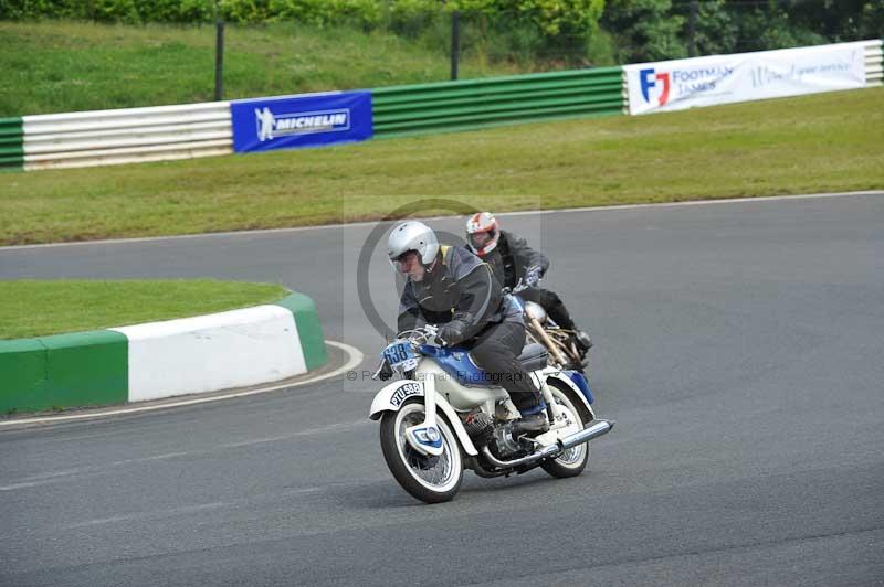 Mallory park Leicestershire;Mallory park photographs;Motorcycle action photographs;classic bikes;event digital images;eventdigitalimages;mallory park;no limits trackday;peter wileman photography;vintage bikes;vintage motorcycles;vmcc festival 1000 bikes