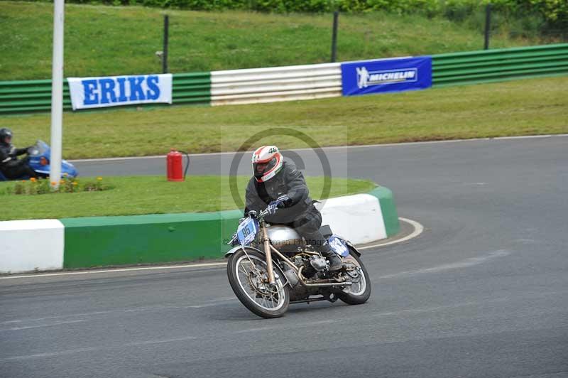 Mallory park Leicestershire;Mallory park photographs;Motorcycle action photographs;classic bikes;event digital images;eventdigitalimages;mallory park;no limits trackday;peter wileman photography;vintage bikes;vintage motorcycles;vmcc festival 1000 bikes