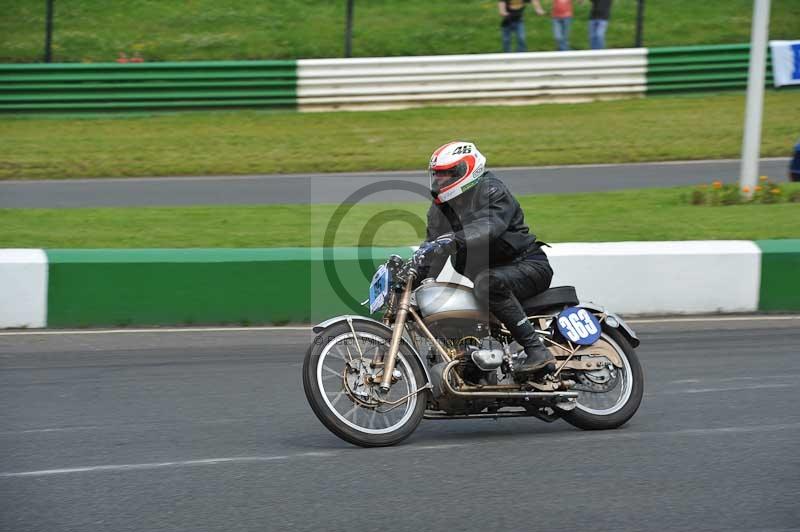 Mallory park Leicestershire;Mallory park photographs;Motorcycle action photographs;classic bikes;event digital images;eventdigitalimages;mallory park;no limits trackday;peter wileman photography;vintage bikes;vintage motorcycles;vmcc festival 1000 bikes