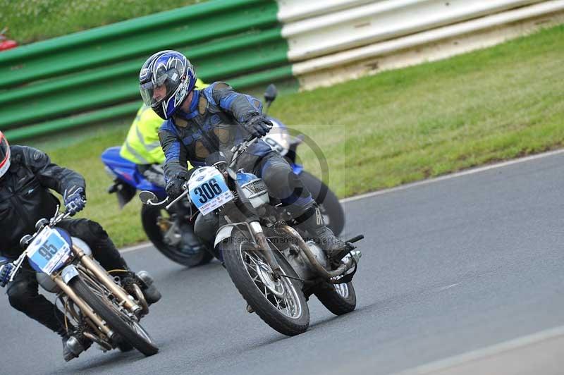 Mallory park Leicestershire;Mallory park photographs;Motorcycle action photographs;classic bikes;event digital images;eventdigitalimages;mallory park;no limits trackday;peter wileman photography;vintage bikes;vintage motorcycles;vmcc festival 1000 bikes