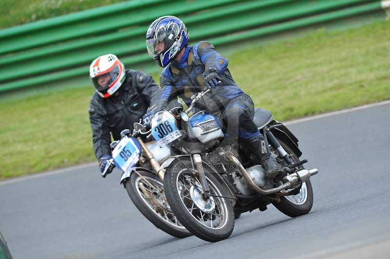 Mallory park Leicestershire;Mallory park photographs;Motorcycle action photographs;classic bikes;event digital images;eventdigitalimages;mallory park;no limits trackday;peter wileman photography;vintage bikes;vintage motorcycles;vmcc festival 1000 bikes