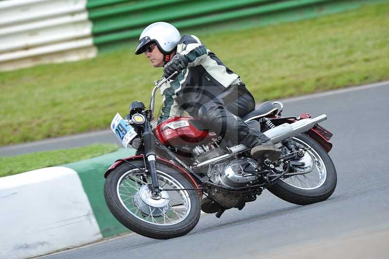 Mallory park Leicestershire;Mallory park photographs;Motorcycle action photographs;classic bikes;event digital images;eventdigitalimages;mallory park;no limits trackday;peter wileman photography;vintage bikes;vintage motorcycles;vmcc festival 1000 bikes