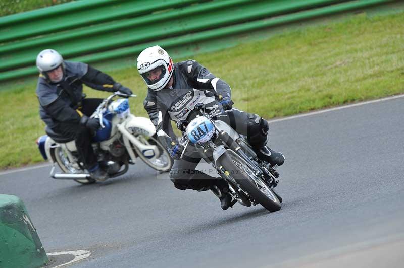 Mallory park Leicestershire;Mallory park photographs;Motorcycle action photographs;classic bikes;event digital images;eventdigitalimages;mallory park;no limits trackday;peter wileman photography;vintage bikes;vintage motorcycles;vmcc festival 1000 bikes