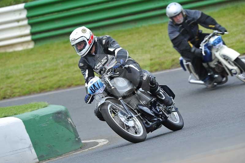 Mallory park Leicestershire;Mallory park photographs;Motorcycle action photographs;classic bikes;event digital images;eventdigitalimages;mallory park;no limits trackday;peter wileman photography;vintage bikes;vintage motorcycles;vmcc festival 1000 bikes