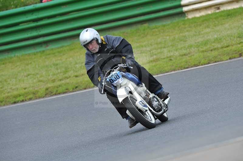 Mallory park Leicestershire;Mallory park photographs;Motorcycle action photographs;classic bikes;event digital images;eventdigitalimages;mallory park;no limits trackday;peter wileman photography;vintage bikes;vintage motorcycles;vmcc festival 1000 bikes