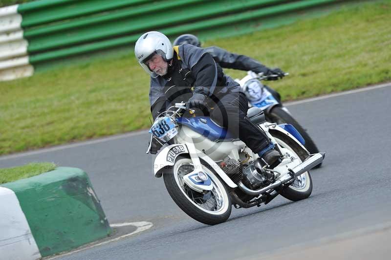 Mallory park Leicestershire;Mallory park photographs;Motorcycle action photographs;classic bikes;event digital images;eventdigitalimages;mallory park;no limits trackday;peter wileman photography;vintage bikes;vintage motorcycles;vmcc festival 1000 bikes