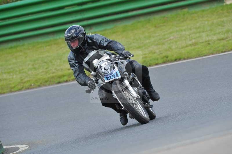 Mallory park Leicestershire;Mallory park photographs;Motorcycle action photographs;classic bikes;event digital images;eventdigitalimages;mallory park;no limits trackday;peter wileman photography;vintage bikes;vintage motorcycles;vmcc festival 1000 bikes