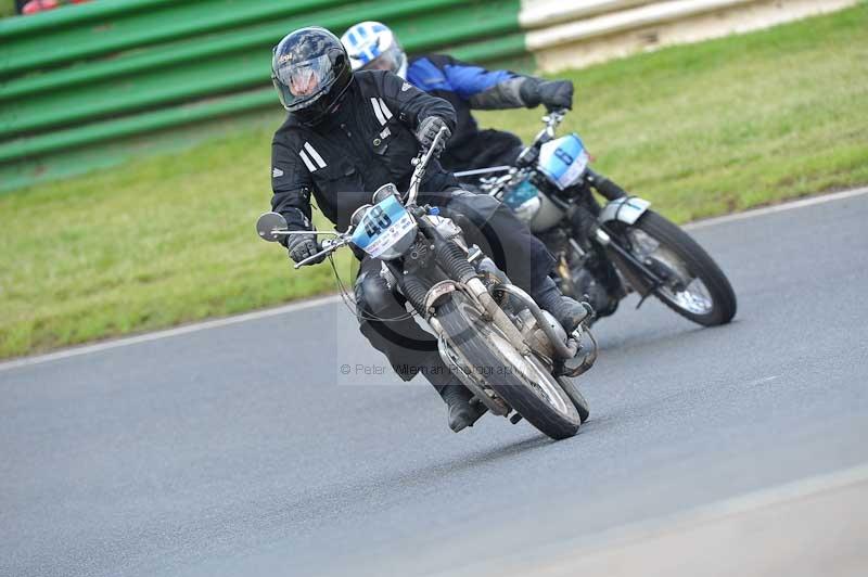 Mallory park Leicestershire;Mallory park photographs;Motorcycle action photographs;classic bikes;event digital images;eventdigitalimages;mallory park;no limits trackday;peter wileman photography;vintage bikes;vintage motorcycles;vmcc festival 1000 bikes