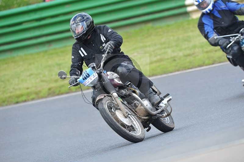 Mallory park Leicestershire;Mallory park photographs;Motorcycle action photographs;classic bikes;event digital images;eventdigitalimages;mallory park;no limits trackday;peter wileman photography;vintage bikes;vintage motorcycles;vmcc festival 1000 bikes