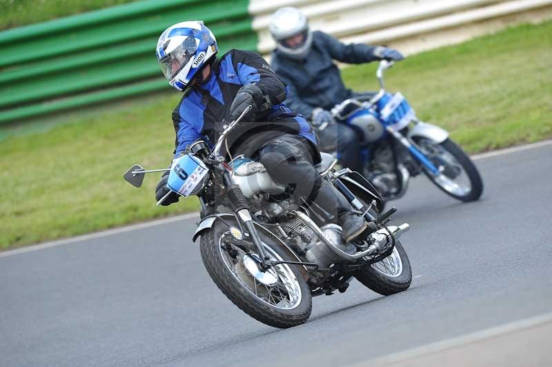 Mallory park Leicestershire;Mallory park photographs;Motorcycle action photographs;classic bikes;event digital images;eventdigitalimages;mallory park;no limits trackday;peter wileman photography;vintage bikes;vintage motorcycles;vmcc festival 1000 bikes