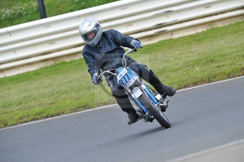 Mallory park Leicestershire;Mallory park photographs;Motorcycle action photographs;classic bikes;event digital images;eventdigitalimages;mallory park;no limits trackday;peter wileman photography;vintage bikes;vintage motorcycles;vmcc festival 1000 bikes