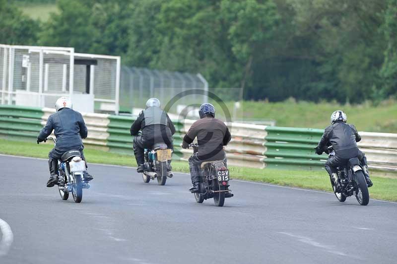 Mallory park Leicestershire;Mallory park photographs;Motorcycle action photographs;classic bikes;event digital images;eventdigitalimages;mallory park;no limits trackday;peter wileman photography;vintage bikes;vintage motorcycles;vmcc festival 1000 bikes