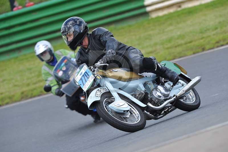 Mallory park Leicestershire;Mallory park photographs;Motorcycle action photographs;classic bikes;event digital images;eventdigitalimages;mallory park;no limits trackday;peter wileman photography;vintage bikes;vintage motorcycles;vmcc festival 1000 bikes