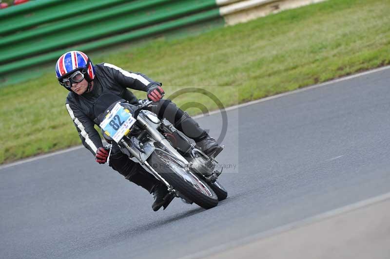 Mallory park Leicestershire;Mallory park photographs;Motorcycle action photographs;classic bikes;event digital images;eventdigitalimages;mallory park;no limits trackday;peter wileman photography;vintage bikes;vintage motorcycles;vmcc festival 1000 bikes