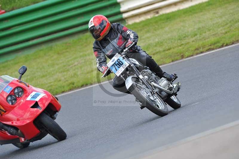 Mallory park Leicestershire;Mallory park photographs;Motorcycle action photographs;classic bikes;event digital images;eventdigitalimages;mallory park;no limits trackday;peter wileman photography;vintage bikes;vintage motorcycles;vmcc festival 1000 bikes