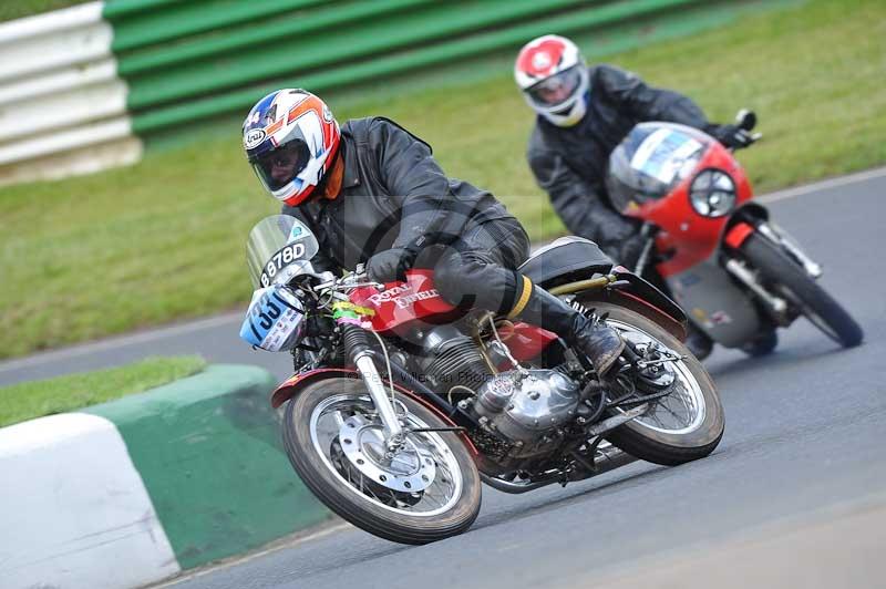 Mallory park Leicestershire;Mallory park photographs;Motorcycle action photographs;classic bikes;event digital images;eventdigitalimages;mallory park;no limits trackday;peter wileman photography;vintage bikes;vintage motorcycles;vmcc festival 1000 bikes