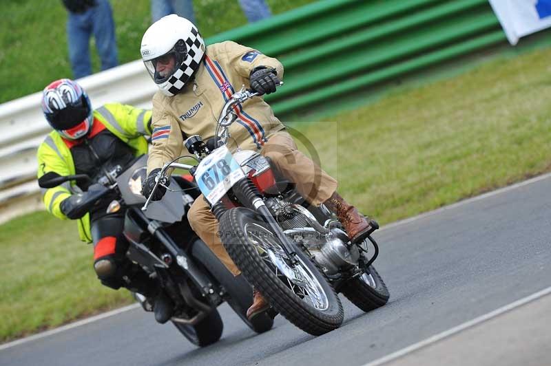 Mallory park Leicestershire;Mallory park photographs;Motorcycle action photographs;classic bikes;event digital images;eventdigitalimages;mallory park;no limits trackday;peter wileman photography;vintage bikes;vintage motorcycles;vmcc festival 1000 bikes