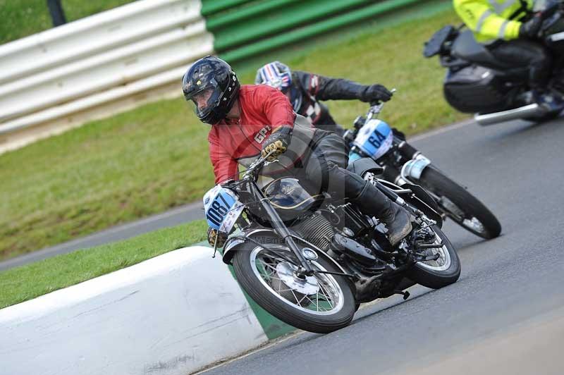 Mallory park Leicestershire;Mallory park photographs;Motorcycle action photographs;classic bikes;event digital images;eventdigitalimages;mallory park;no limits trackday;peter wileman photography;vintage bikes;vintage motorcycles;vmcc festival 1000 bikes