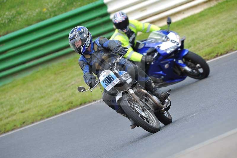 Mallory park Leicestershire;Mallory park photographs;Motorcycle action photographs;classic bikes;event digital images;eventdigitalimages;mallory park;no limits trackday;peter wileman photography;vintage bikes;vintage motorcycles;vmcc festival 1000 bikes