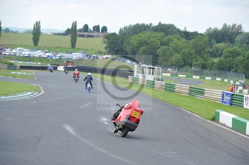 Mallory park Leicestershire;Mallory park photographs;Motorcycle action photographs;classic bikes;event digital images;eventdigitalimages;mallory park;no limits trackday;peter wileman photography;vintage bikes;vintage motorcycles;vmcc festival 1000 bikes