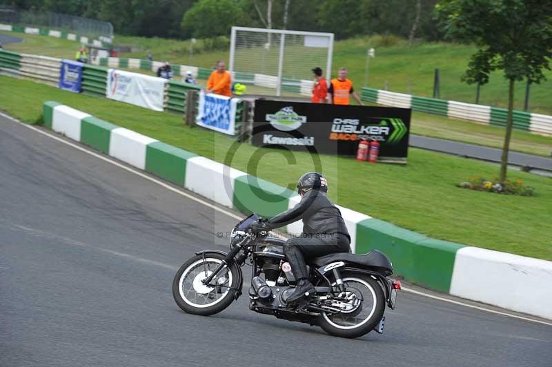 Mallory park Leicestershire;Mallory park photographs;Motorcycle action photographs;classic bikes;event digital images;eventdigitalimages;mallory park;no limits trackday;peter wileman photography;vintage bikes;vintage motorcycles;vmcc festival 1000 bikes