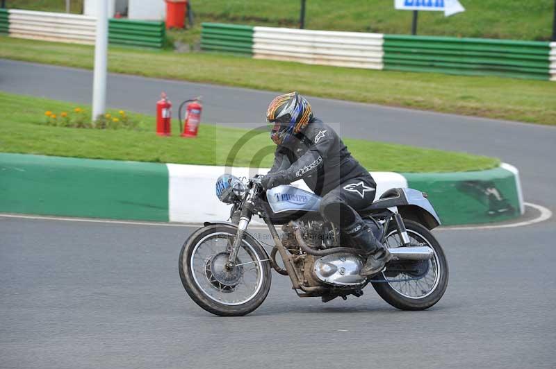 Mallory park Leicestershire;Mallory park photographs;Motorcycle action photographs;classic bikes;event digital images;eventdigitalimages;mallory park;no limits trackday;peter wileman photography;vintage bikes;vintage motorcycles;vmcc festival 1000 bikes