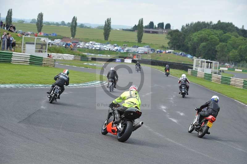 Mallory park Leicestershire;Mallory park photographs;Motorcycle action photographs;classic bikes;event digital images;eventdigitalimages;mallory park;no limits trackday;peter wileman photography;vintage bikes;vintage motorcycles;vmcc festival 1000 bikes