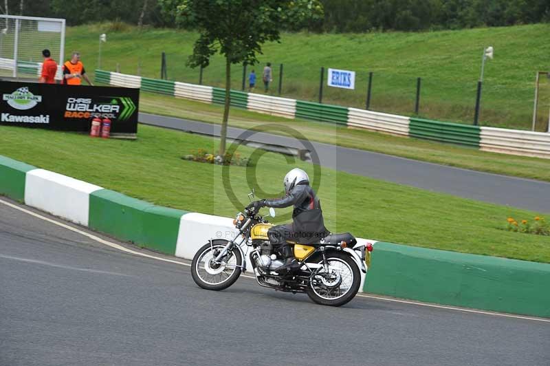 Mallory park Leicestershire;Mallory park photographs;Motorcycle action photographs;classic bikes;event digital images;eventdigitalimages;mallory park;no limits trackday;peter wileman photography;vintage bikes;vintage motorcycles;vmcc festival 1000 bikes