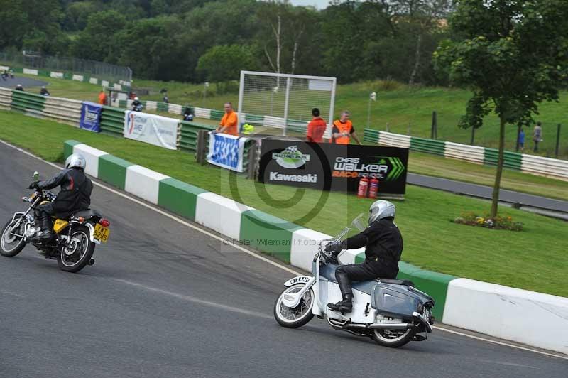 Mallory park Leicestershire;Mallory park photographs;Motorcycle action photographs;classic bikes;event digital images;eventdigitalimages;mallory park;no limits trackday;peter wileman photography;vintage bikes;vintage motorcycles;vmcc festival 1000 bikes