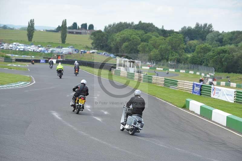 Mallory park Leicestershire;Mallory park photographs;Motorcycle action photographs;classic bikes;event digital images;eventdigitalimages;mallory park;no limits trackday;peter wileman photography;vintage bikes;vintage motorcycles;vmcc festival 1000 bikes