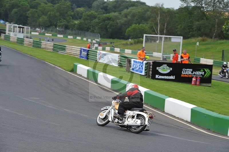 Mallory park Leicestershire;Mallory park photographs;Motorcycle action photographs;classic bikes;event digital images;eventdigitalimages;mallory park;no limits trackday;peter wileman photography;vintage bikes;vintage motorcycles;vmcc festival 1000 bikes