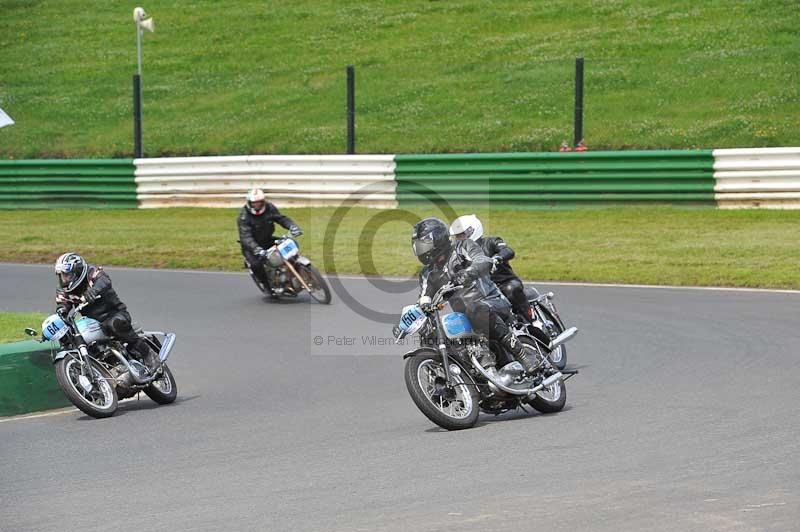 Mallory park Leicestershire;Mallory park photographs;Motorcycle action photographs;classic bikes;event digital images;eventdigitalimages;mallory park;no limits trackday;peter wileman photography;vintage bikes;vintage motorcycles;vmcc festival 1000 bikes