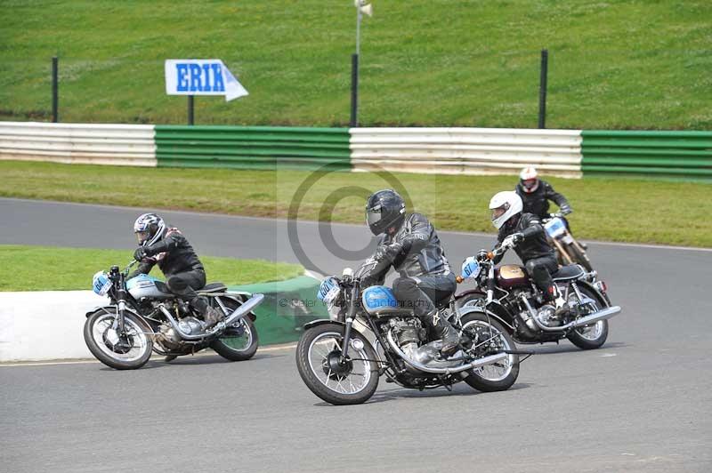 Mallory park Leicestershire;Mallory park photographs;Motorcycle action photographs;classic bikes;event digital images;eventdigitalimages;mallory park;no limits trackday;peter wileman photography;vintage bikes;vintage motorcycles;vmcc festival 1000 bikes