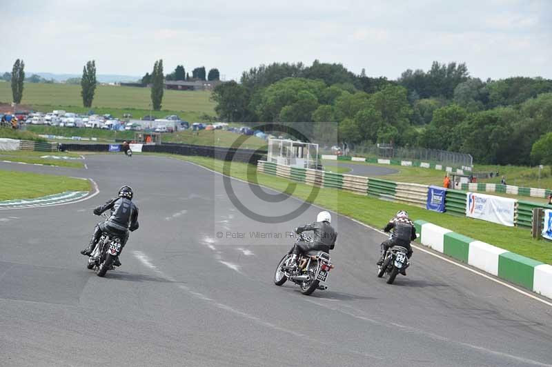 Mallory park Leicestershire;Mallory park photographs;Motorcycle action photographs;classic bikes;event digital images;eventdigitalimages;mallory park;no limits trackday;peter wileman photography;vintage bikes;vintage motorcycles;vmcc festival 1000 bikes